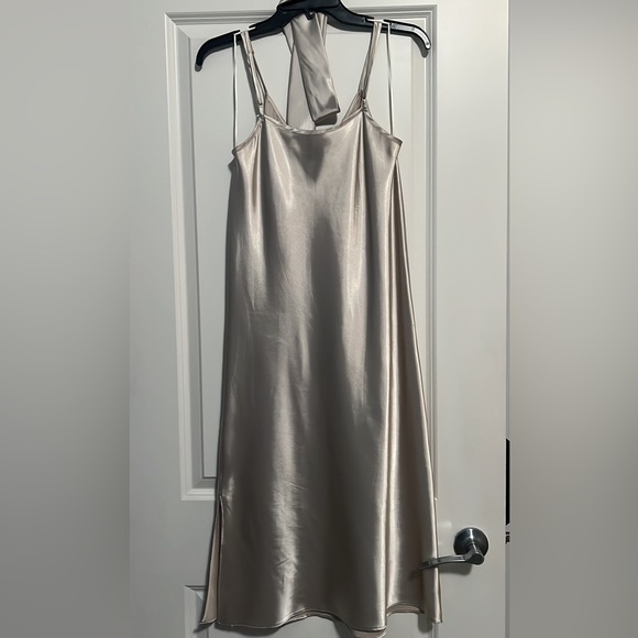 Grace Loves Lace Bridesmaid Dress. Australian Made
Colour: Moonshine
Size: Small - Picture 2 of 6